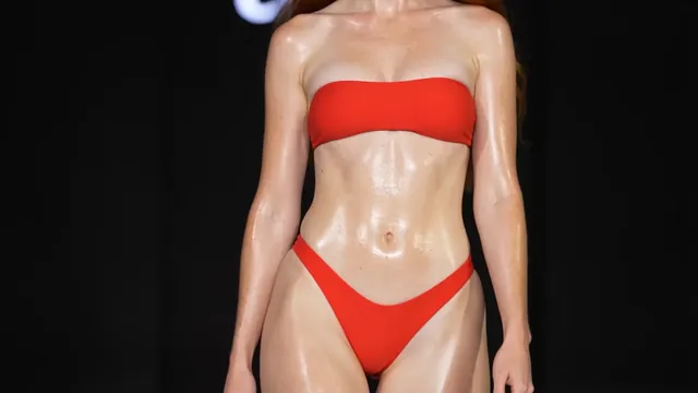 Mara Red - Short Blurred